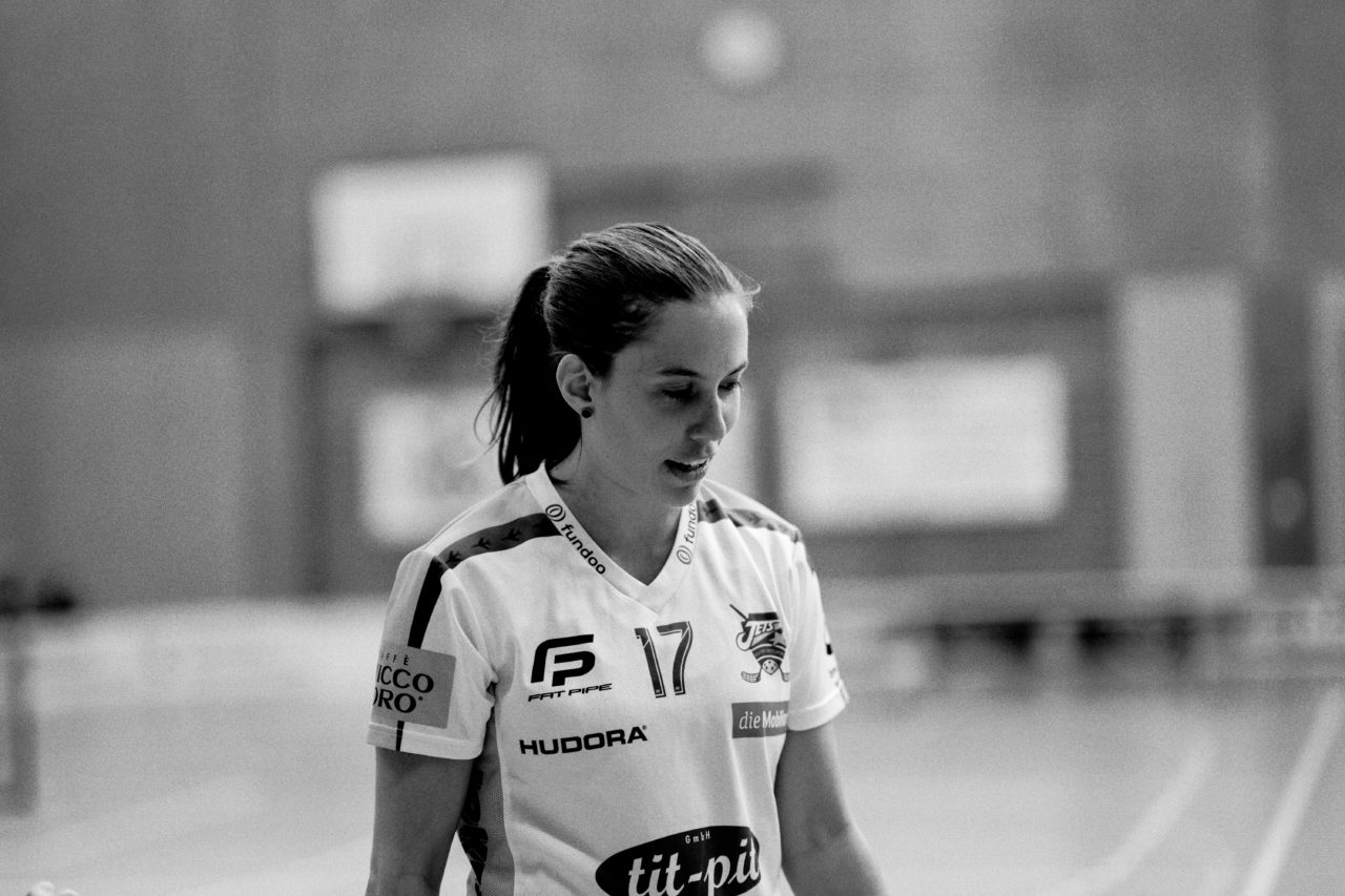 Sporthalle Wühre (Appenzell), 27.10.2019, Unihockey Damen Cup 1/8-Final, Unihockey Appenzell - Kloten-Dietlikon Jets, Evelyne Ackermann (Nr. 17, Kloten-Dietlikon Jets) vor dem Spiel

(Claudio Schwarz, unihockey-fotos.ch)