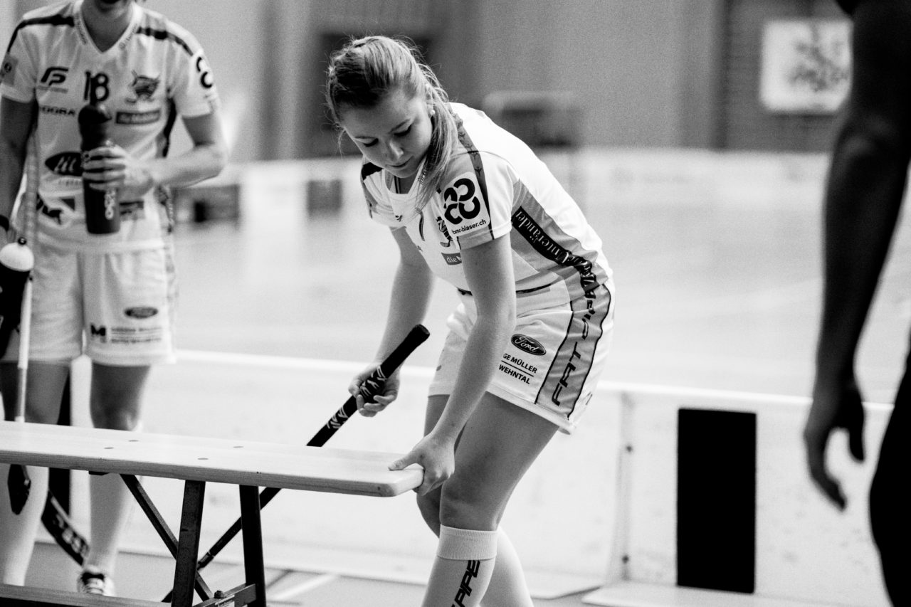 Sporthalle Wühre (Appenzell), 27.10.2019, Unihockey Damen Cup 1/8-Final, Unihockey Appenzell - Kloten-Dietlikon Jets, Bänkerücken mit Rahel Rieder (Nr. 7, Kloten-Dietlikon Jets)

(Claudio Schwarz, unihockey-fotos.ch)
