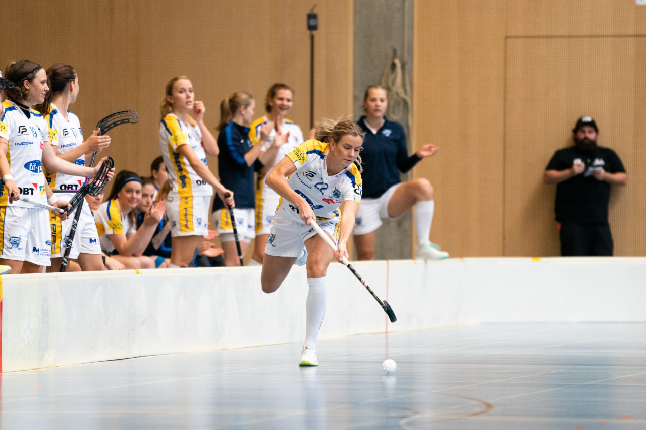 Sporthalle Wühre (Appenzell), 27.10.2019, Unihockey Damen Cup 1/8-Final, Unihockey Appenzell - Kloten-Dietlikon Jets, Iza Rydfjäll (Nr. 22, Kloten-Dietlikon Jets) spielt den Ball

(Claudio Schwarz, unihockey-fotos.ch)