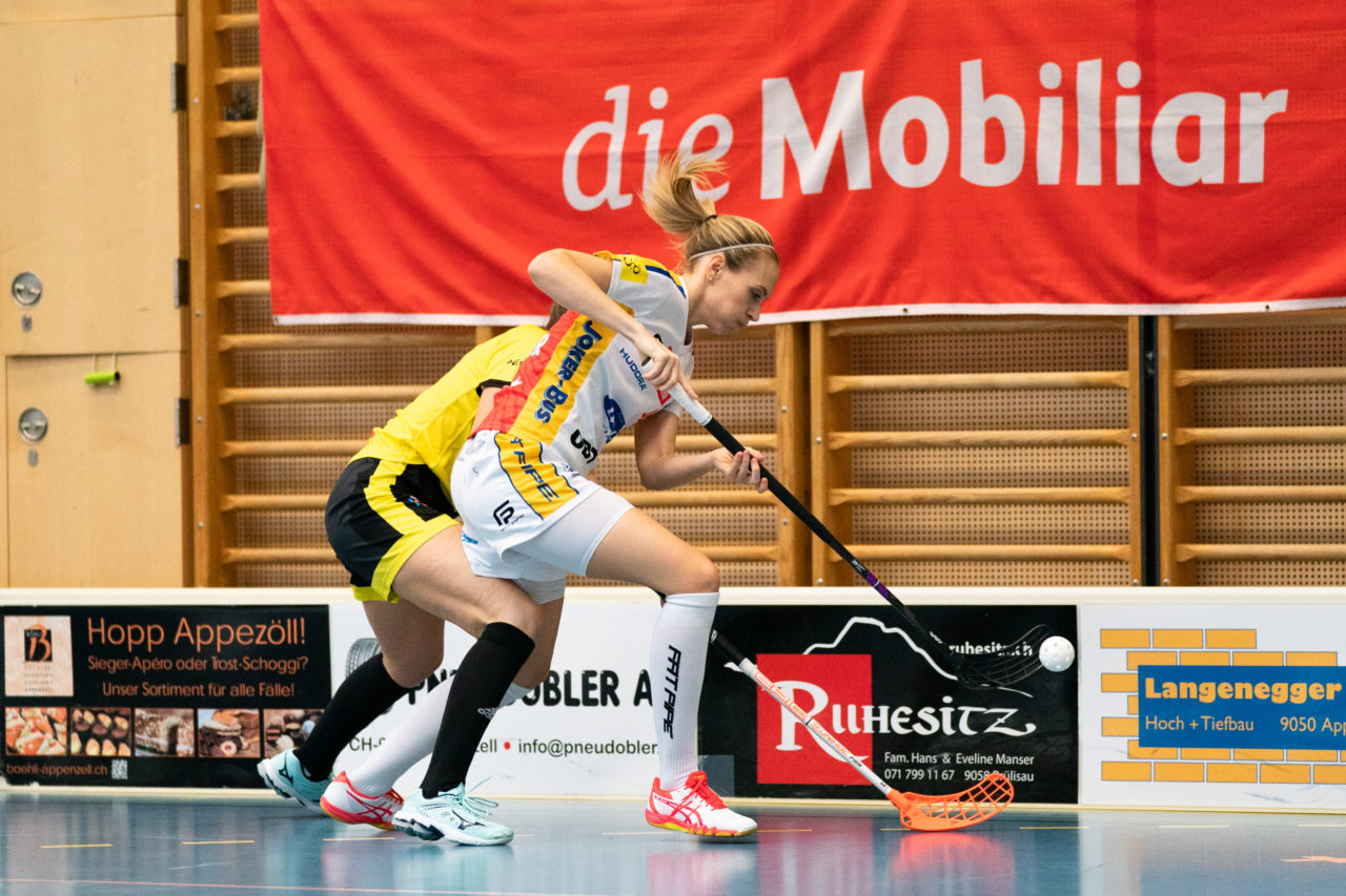 Sporthalle Wühre (Appenzell), 27.10.2019, Unihockey Damen Cup 1/8-Final, Unihockey Appenzell - Kloten-Dietlikon Jets, Michelle Wiki (Nr. 6, Kloten-Dietlikon Jets) am Ball

(Claudio Schwarz, unihockey-fotos.ch)