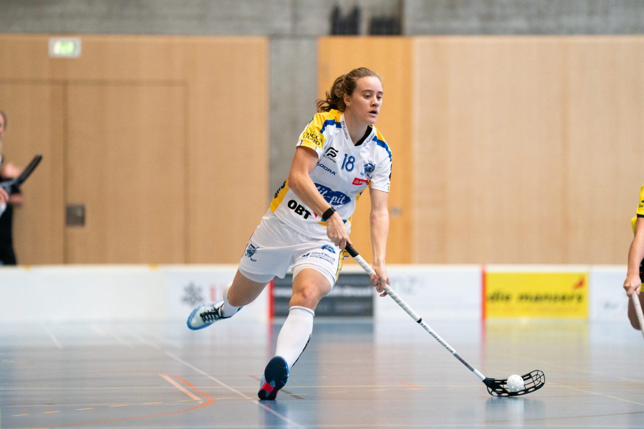 Sporthalle Wühre (Appenzell), 27.10.2019, Unihockey Damen Cup 1/8-Final, Unihockey Appenzell - Kloten-Dietlikon Jets, Kassandra Luck (Nr. 18, Kloten-Dietlikon Jets) spielt den Ball

(Claudio Schwarz, unihockey-fotos.ch)