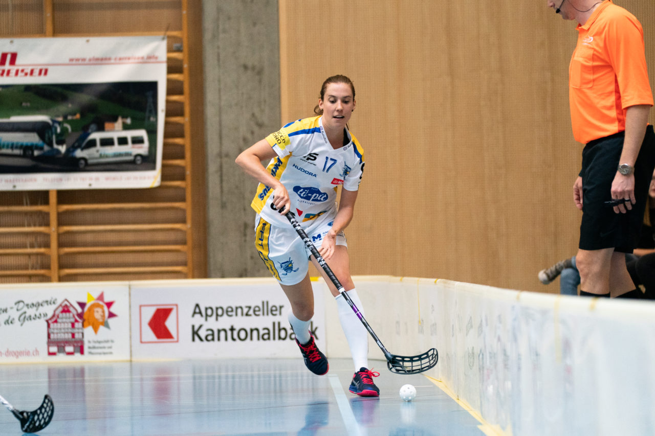 Sporthalle Wühre (Appenzell), 27.10.2019, Unihockey Damen Cup 1/8-Final, Unihockey Appenzell - Kloten-Dietlikon Jets, Evelyne Ackermann (Nr. 17, Kloten-Dietlikon Jets) am Ball

(Claudio Schwarz, unihockey-fotos.ch)