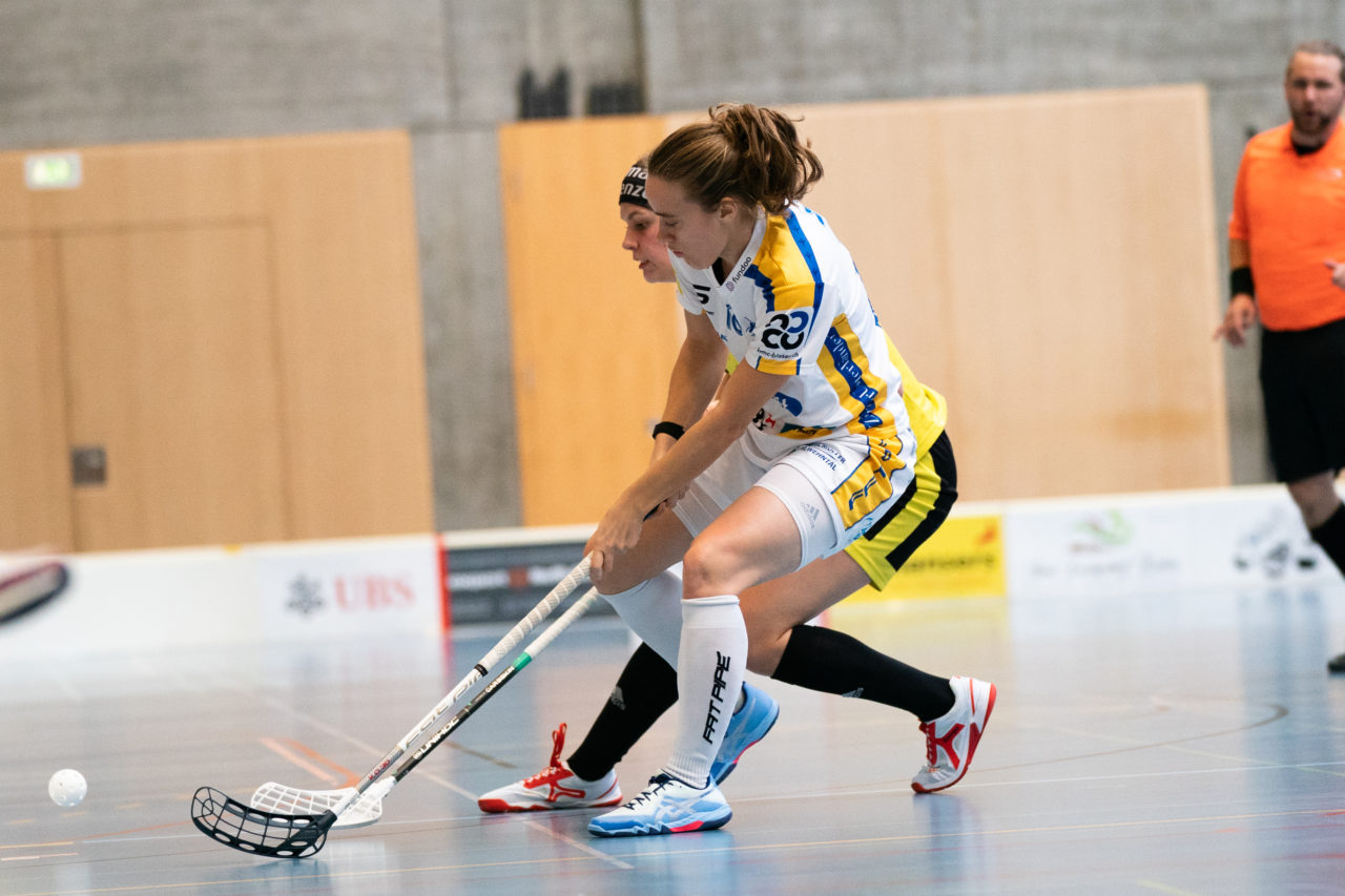 Sporthalle Wühre (Appenzell), 27.10.2019, Unihockey Damen Cup 1/8-Final, Unihockey Appenzell - Kloten-Dietlikon Jets, Evelyne Ackermann (Nr. 17, Kloten-Dietlikon Jets) im Zweikampf

(Claudio Schwarz, unihockey-fotos.ch)