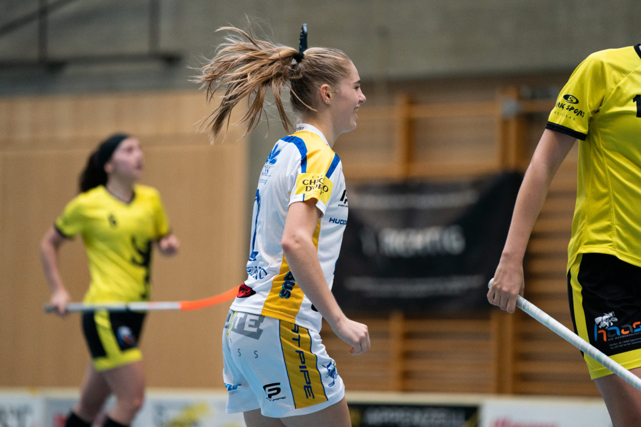 Sporthalle Wühre (Appenzell), 27.10.2019, Unihockey Damen Cup 1/8-Final, Unihockey Appenzell - Kloten-Dietlikon Jets, Leonie Wieland (Nr. 2, Kloten-Dietlikon Jets) bejubelt das 1:1

(Claudio Schwarz, unihockey-fotos.ch)