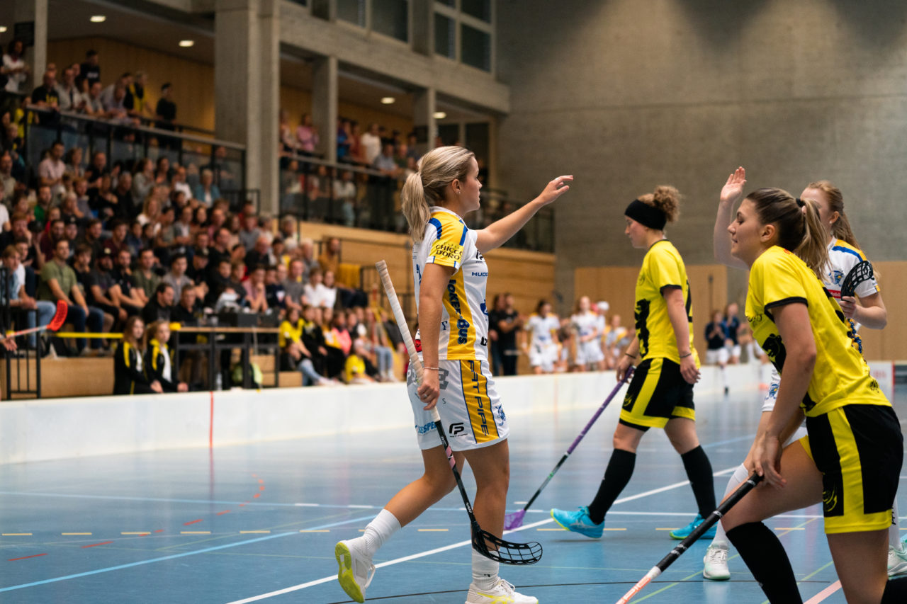 Sporthalle Wühre (Appenzell), 27.10.2019, Unihockey Damen Cup 1/8-Final, Unihockey Appenzell - Kloten-Dietlikon Jets, Alice Granstedt (Nr. 21, Kloten-Dietlikon Jets) bejubelt das 1:2

(Claudio Schwarz, unihockey-fotos.ch)