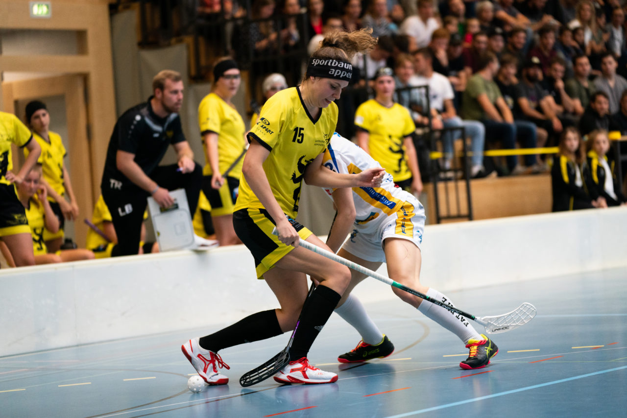 Sporthalle Wühre (Appenzell), 27.10.2019, Unihockey Damen Cup 1/8-Final, Unihockey Appenzell - Kloten-Dietlikon Jets, Leonie Wieland (Nr. 2, Kloten-Dietlikon Jets) im Zweikampf mit Karin Fässler (Nr. 15, UH Appenzell)

(Claudio Schwarz, unihockey-fotos.ch)