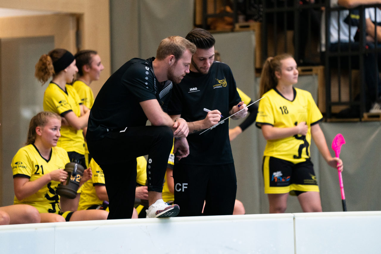 Sporthalle Wühre (Appenzell), 27.10.2019, Unihockey Damen Cup 1/8-Final, Unihockey Appenzell - Kloten-Dietlikon Jets, die Appenzeller Trainer beraten sich

(Claudio Schwarz, unihockey-fotos.ch)