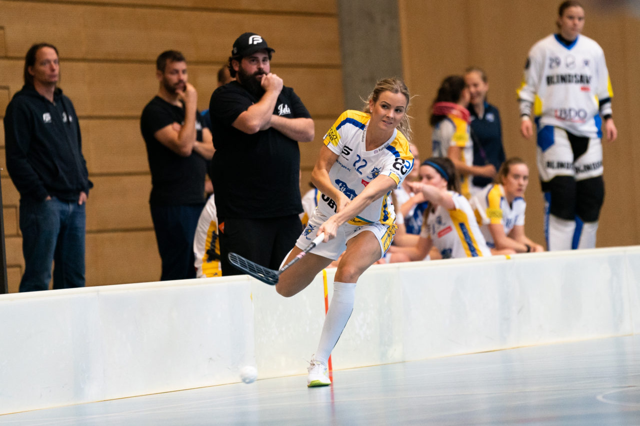 Sporthalle Wühre (Appenzell), 27.10.2019, Unihockey Damen Cup 1/8-Final, Unihockey Appenzell - Kloten-Dietlikon Jets, Iza Rydfjäll (Nr. 22, Kloten-Dietlikon Jets) spielt den Ball

(Claudio Schwarz, unihockey-fotos.ch)