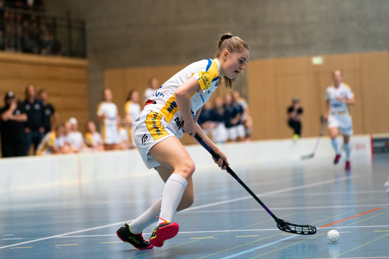 Sporthalle Wühre (Appenzell), 27.10.2019, Unihockey Damen Cup 1/8-Final, Unihockey Appenzell - Kloten-Dietlikon Jets, Leonie Wieland (Nr. 2, Kloten-Dietlikon Jets) schliesst ab

(Claudio Schwarz, unihockey-fotos.ch)