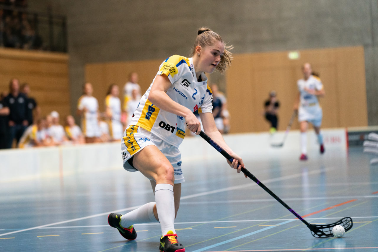 Sporthalle Wühre (Appenzell), 27.10.2019, Unihockey Damen Cup 1/8-Final, Unihockey Appenzell - Kloten-Dietlikon Jets, Leonie Wieland (Nr. 2, Kloten-Dietlikon Jets) schliesst ab

(Claudio Schwarz, unihockey-fotos.ch)