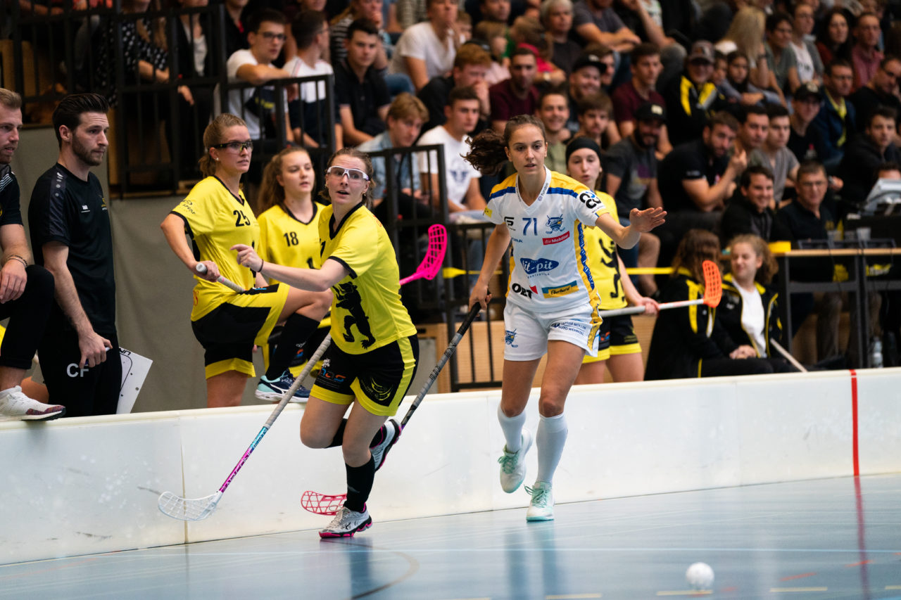 Sporthalle Wühre (Appenzell), 27.10.2019, Unihockey Damen Cup 1/8-Final, Unihockey Appenzell - Kloten-Dietlikon Jets, Nina Metzger (Nr. 71, Kloten-Dietlikon Jets) und Sarah Fuster (Nr. 11, UH Appenzell) schauen dem Ball hinterher

(Claudio Schwarz, unihockey-fotos.ch)