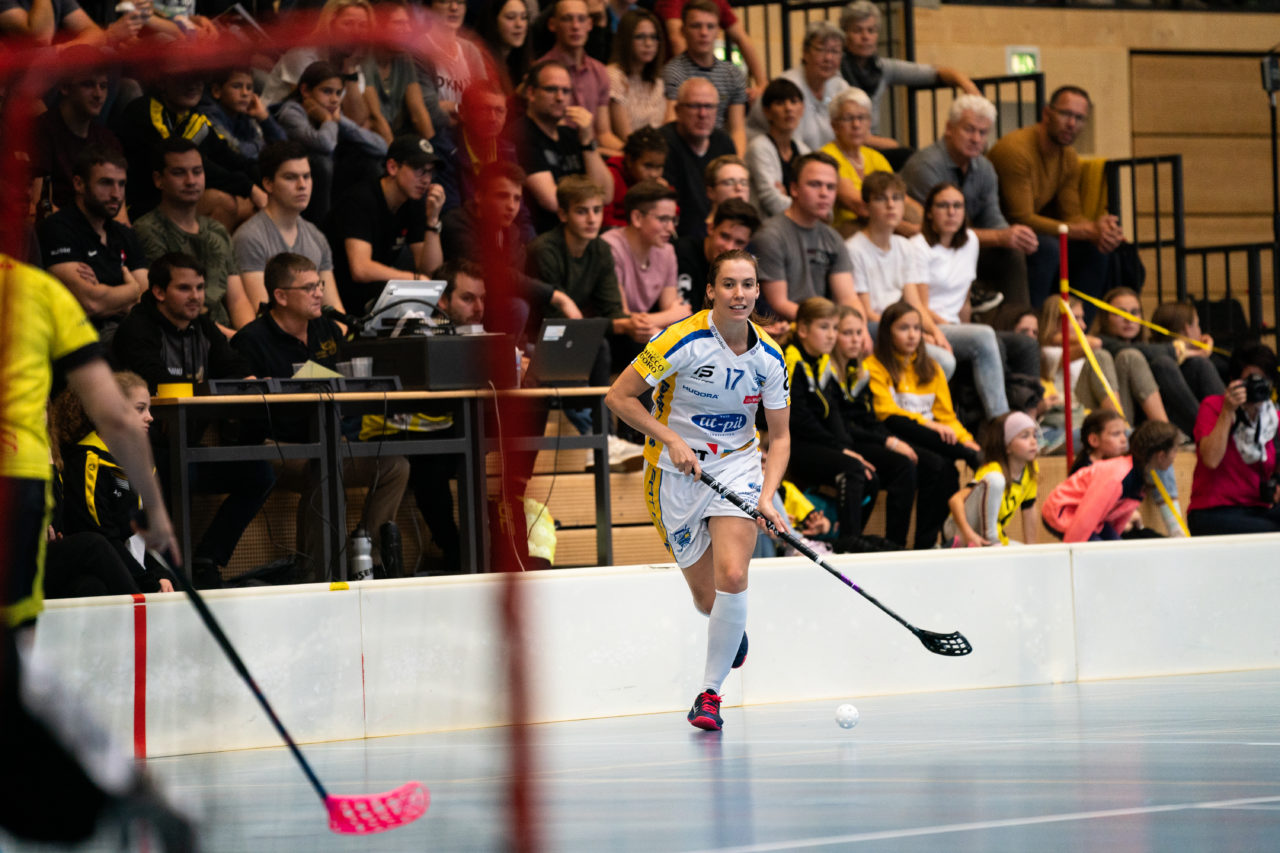 Sporthalle Wühre (Appenzell), 27.10.2019, Unihockey Damen Cup 1/8-Final, Unihockey Appenzell - Kloten-Dietlikon Jets, Evelyne Ackermann (Nr. 17, Kloten-Dietlikon Jets) am Ball

(Claudio Schwarz, unihockey-fotos.ch)