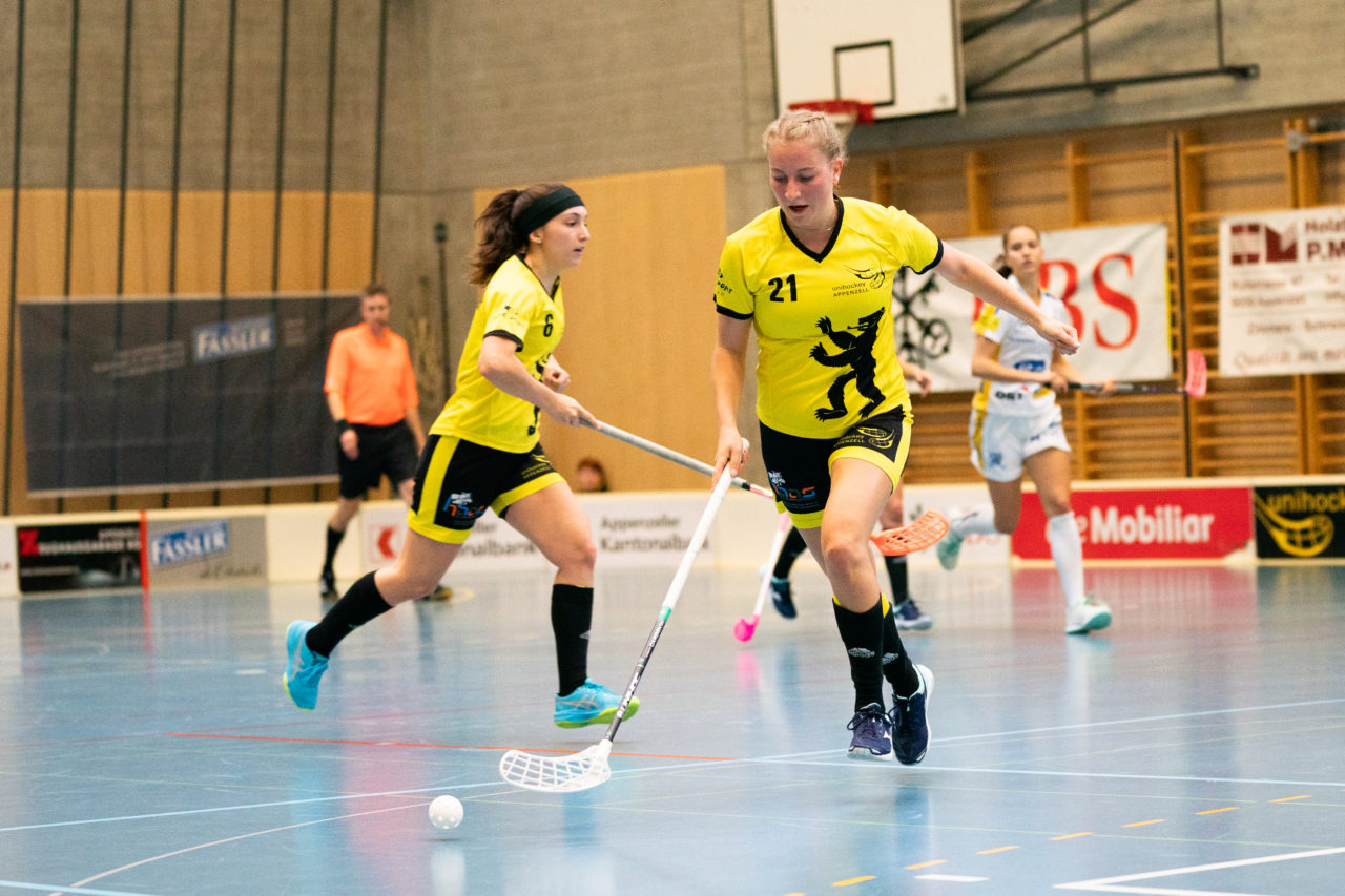 Sporthalle Wühre (Appenzell), 27.10.2019, Unihockey Damen Cup 1/8-Final, Unihockey Appenzell - Kloten-Dietlikon Jets, Alina Fritsche (Nr. 21, UH Appenzell) am Ball

(Claudio Schwarz, unihockey-fotos.ch)
