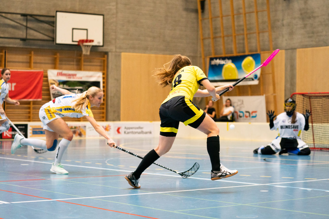 Sporthalle Wühre (Appenzell), 27.10.2019, Unihockey Damen Cup 1/8-Final, Unihockey Appenzell - Kloten-Dietlikon Jets, Alina Fritsche (Nr. 21, UH Appenzell) schliesst ab

(Claudio Schwarz, unihockey-fotos.ch)