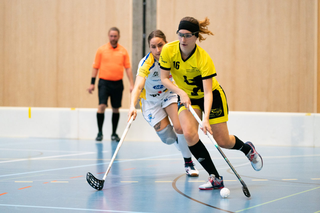 Sporthalle Wühre (Appenzell), 27.10.2019, Unihockey Damen Cup 1/8-Final, Unihockey Appenzell - Kloten-Dietlikon Jets, Corina Zwingli (Nr. 16, UH Appenzell) am Ball

(Claudio Schwarz, unihockey-fotos.ch)