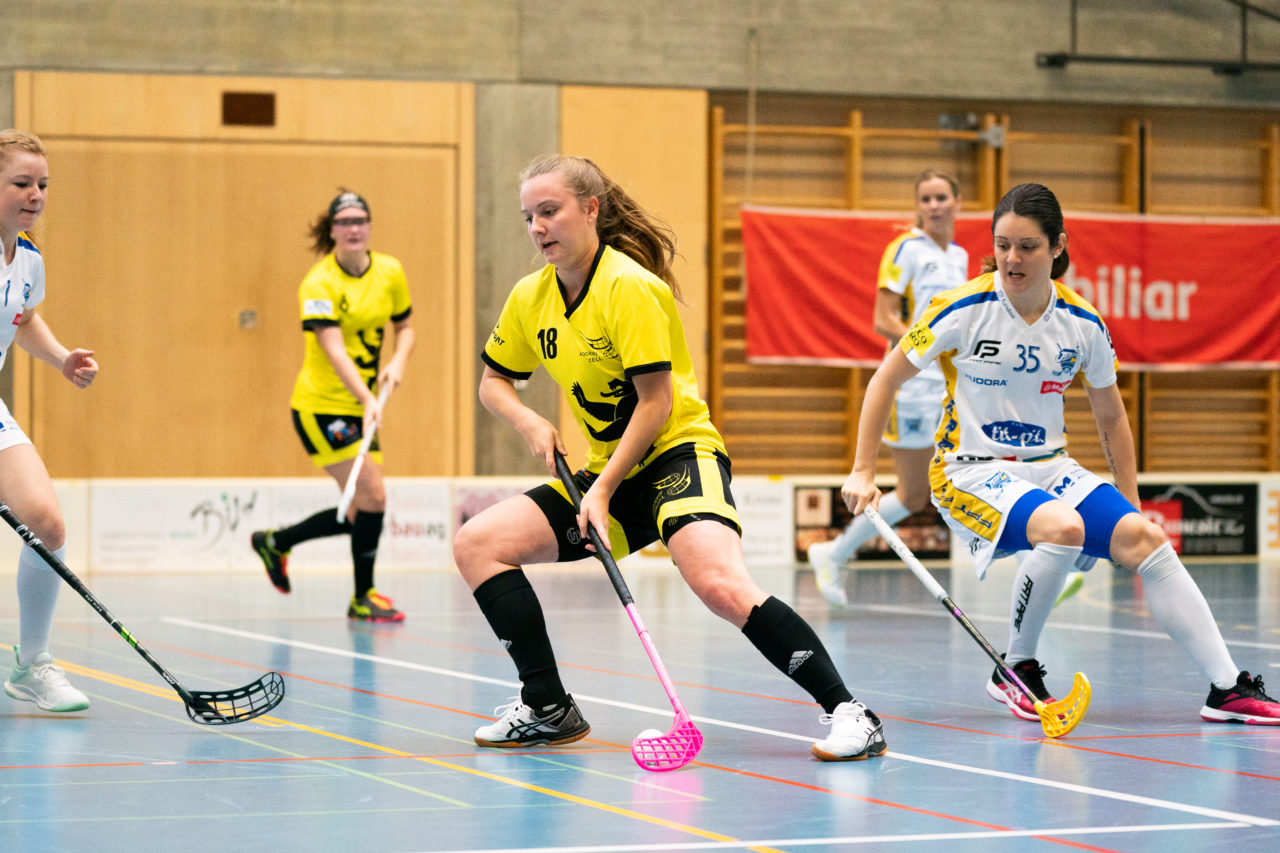Sporthalle Wühre (Appenzell), 27.10.2019, Unihockey Damen Cup 1/8-Final, Unihockey Appenzell - Kloten-Dietlikon Jets, Rebecca Gmünder (Nr. 18, UH Appenzell) am Ball

(Claudio Schwarz, unihockey-fotos.ch)