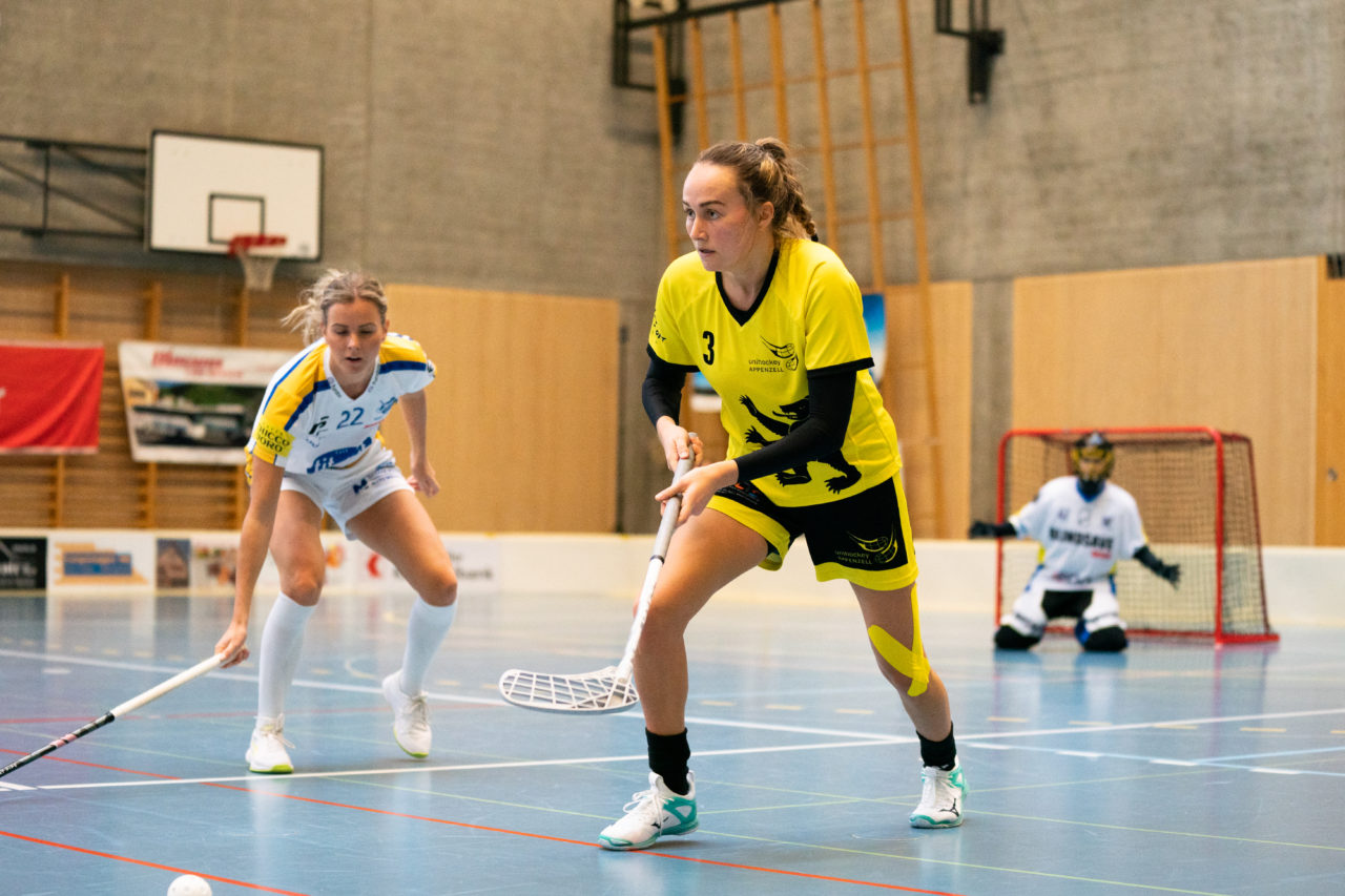 Sporthalle Wühre (Appenzell), 27.10.2019, Unihockey Damen Cup 1/8-Final, Unihockey Appenzell - Kloten-Dietlikon Jets, Lea Fritsche (Nr. 3, UH Appenzell) am Ball

(Claudio Schwarz, unihockey-fotos.ch)