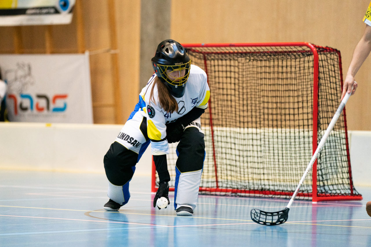 Sporthalle Wühre (Appenzell), 27.10.2019, Unihockey Damen Cup 1/8-Final, Unihockey Appenzell - Kloten-Dietlikon Jets, Livia Werz (Nr. 41, Kloten-Dietlikon Jets)  spielt den Ball

(Claudio Schwarz, unihockey-fotos.ch)