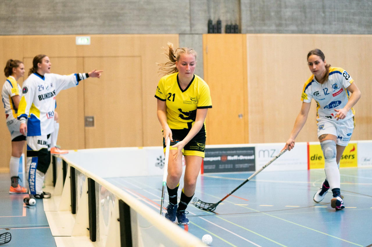 Sporthalle Wühre (Appenzell), 27.10.2019, Unihockey Damen Cup 1/8-Final, Unihockey Appenzell - Kloten-Dietlikon Jets, Alina Fritsche (Nr. 21, UH Appenzell) am Ball

(Claudio Schwarz, unihockey-fotos.ch)