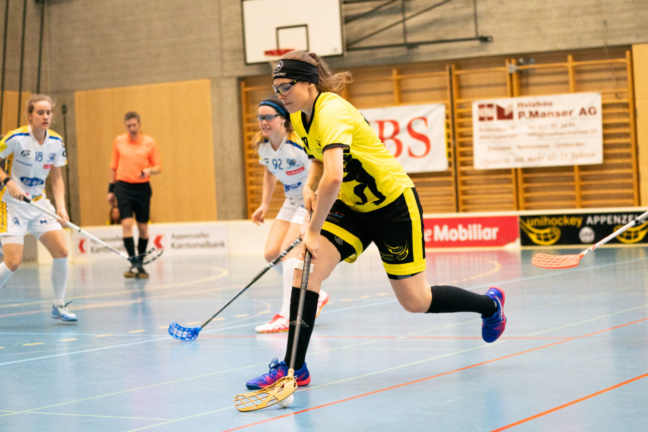 Sporthalle Wühre (Appenzell), 27.10.2019, Unihockey Damen Cup 1/8-Final, Unihockey Appenzell - Kloten-Dietlikon Jets, Livia Heller (Nr. 19, UH Appenzell) schiesst

(Claudio Schwarz, unihockey-fotos.ch)