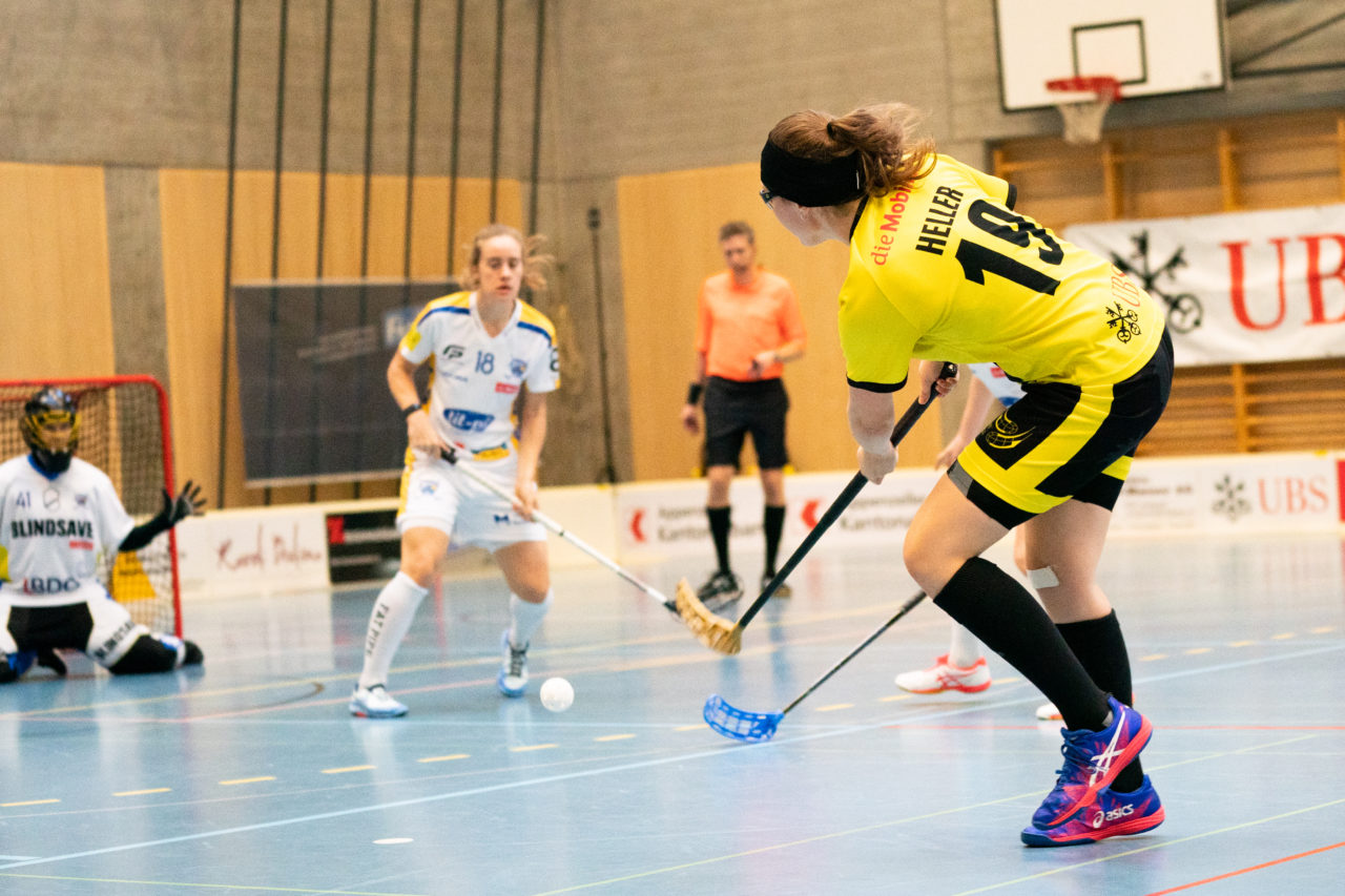 Sporthalle Wühre (Appenzell), 27.10.2019, Unihockey Damen Cup 1/8-Final, Unihockey Appenzell - Kloten-Dietlikon Jets, Livia Heller (Nr. 19, UH Appenzell) schiesst

(Claudio Schwarz, unihockey-fotos.ch)
