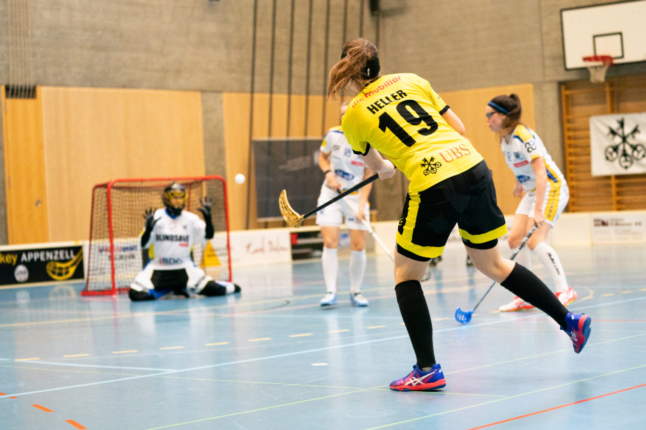 Sporthalle Wühre (Appenzell), 27.10.2019, Unihockey Damen Cup 1/8-Final, Unihockey Appenzell - Kloten-Dietlikon Jets, Livia Heller (Nr. 19, UH Appenzell) schiesst

(Claudio Schwarz, unihockey-fotos.ch)