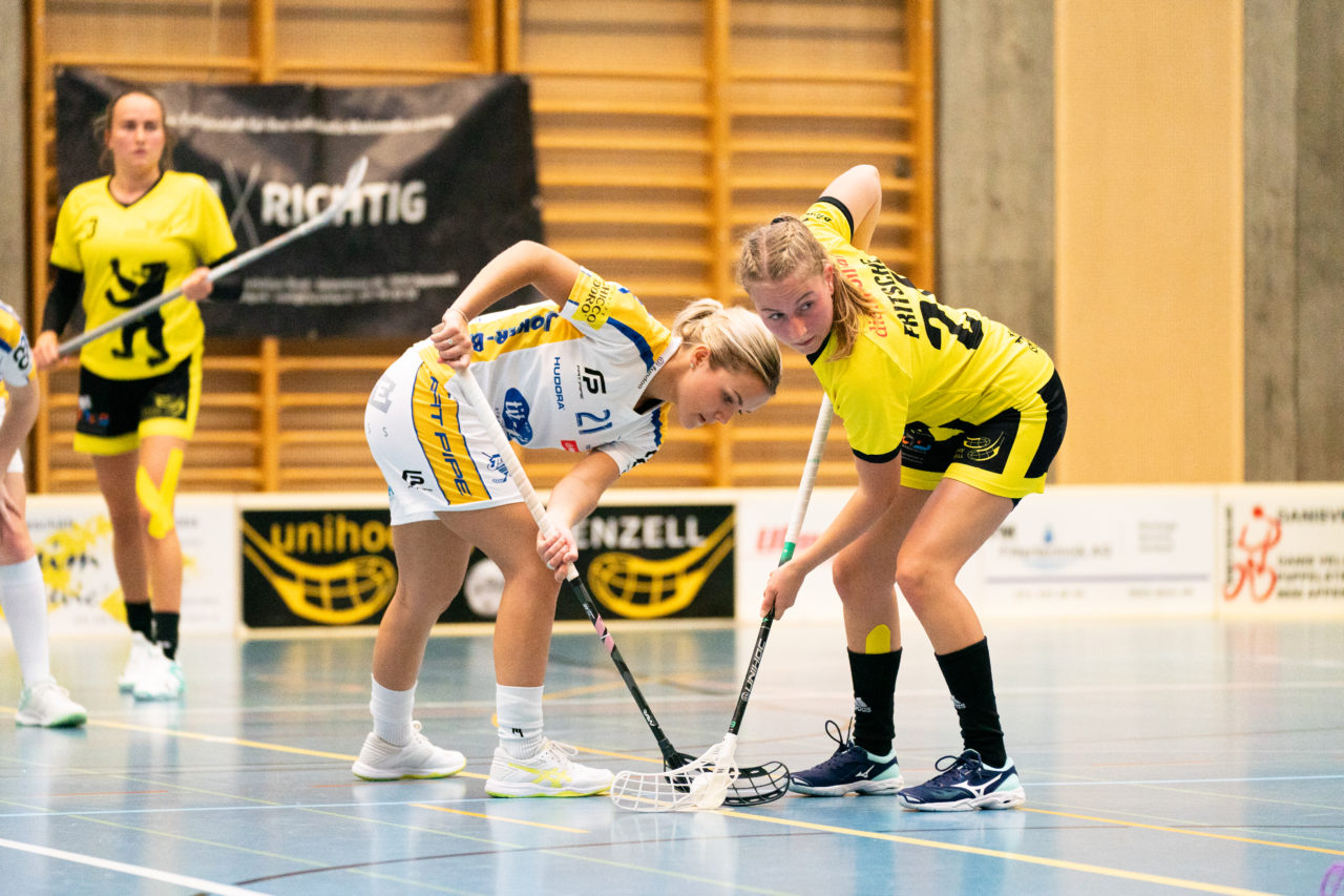 Sporthalle Wühre (Appenzell), 27.10.2019, Unihockey Damen Cup 1/8-Final, Unihockey Appenzell - Kloten-Dietlikon Jets, Alice Granstedt (Nr. 21, Kloten-Dietlikon Jets) gegen Alina Fritsche (Nr. 21, UH Appenzell) beim Bully

(Claudio Schwarz, unihockey-fotos.ch)