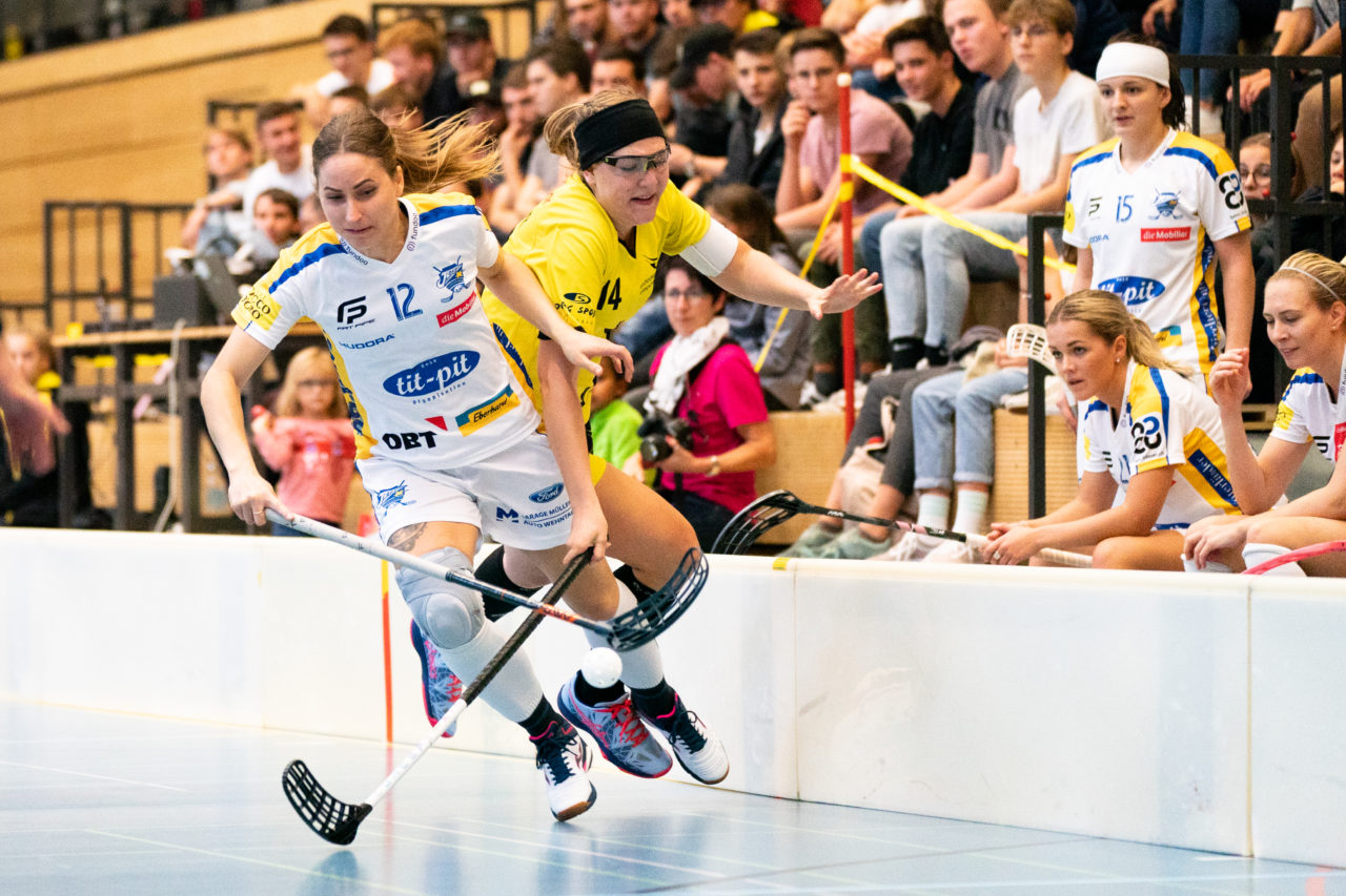 Sporthalle Wühre (Appenzell), 27.10.2019, Unihockey Damen Cup 1/8-Final, Unihockey Appenzell - Kloten-Dietlikon Jets, Tanja Stella (Nr. 12, Kloten-Dietlikon Jets) im Zweikampf mit Nicole Fässler (Nr. 14, UH Appenzell)

(Claudio Schwarz, unihockey-fotos.ch)