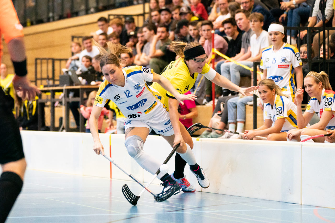 Sporthalle Wühre (Appenzell), 27.10.2019, Unihockey Damen Cup 1/8-Final, Unihockey Appenzell - Kloten-Dietlikon Jets, Tanja Stella (Nr. 12, Kloten-Dietlikon Jets) im Zweikampf mit Nicole Fässler (Nr. 14, UH Appenzell)

(Claudio Schwarz, unihockey-fotos.ch)
