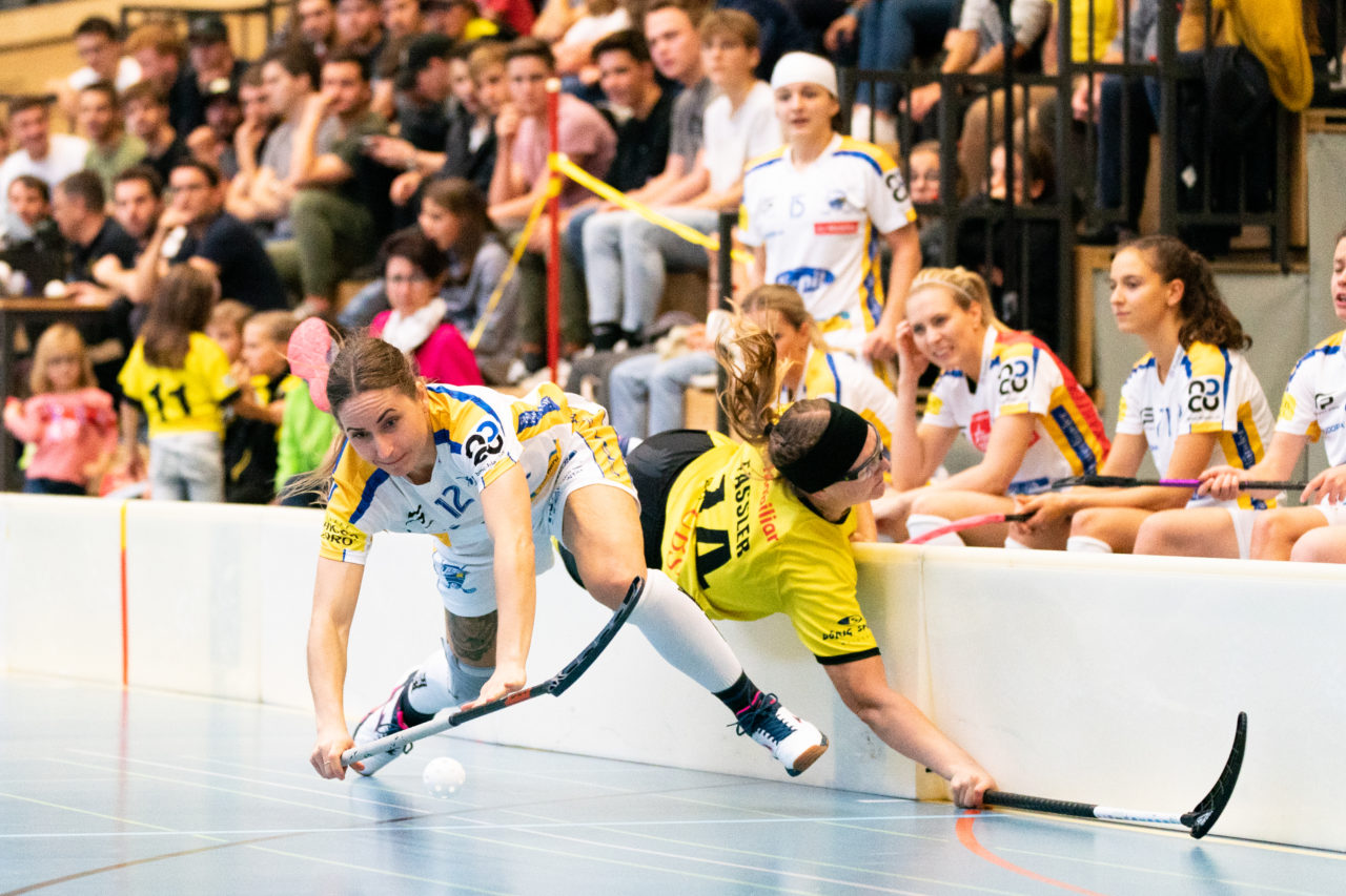 Sporthalle Wühre (Appenzell), 27.10.2019, Unihockey Damen Cup 1/8-Final, Unihockey Appenzell - Kloten-Dietlikon Jets, Tanja Stella (Nr. 12, Kloten-Dietlikon Jets) im Zweikampf mit Nicole Fässler (Nr. 14, UH Appenzell)

(Claudio Schwarz, unihockey-fotos.ch)