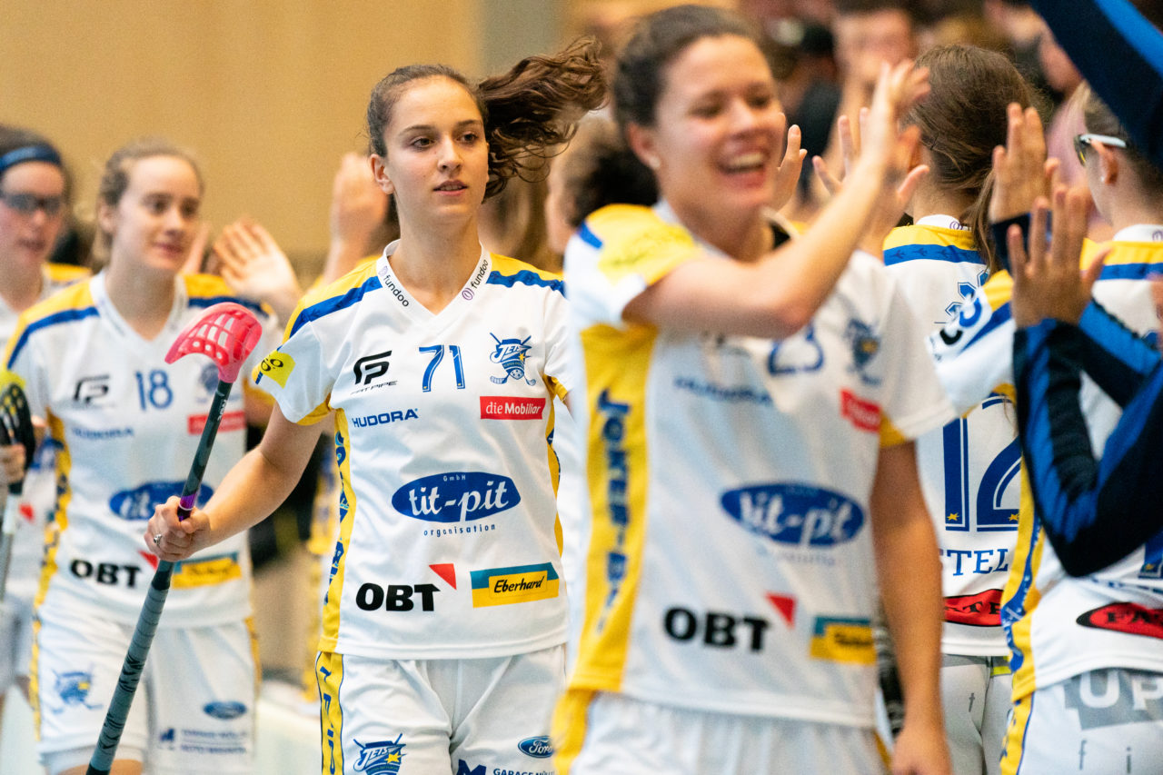 Sporthalle Wühre (Appenzell), 27.10.2019, Unihockey Damen Cup 1/8-Final, Unihockey Appenzell - Kloten-Dietlikon Jets, Nina Metzger (Nr. 71, Kloten-Dietlikon Jets) bejubelt einen Jets Treffer

(Claudio Schwarz, unihockey-fotos.ch)