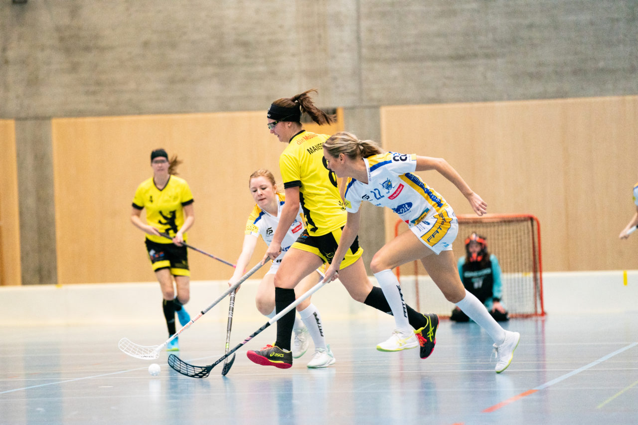 Sporthalle Wühre (Appenzell), 27.10.2019, Unihockey Damen Cup 1/8-Final, Unihockey Appenzell - Kloten-Dietlikon Jets, Iza Rydfjäll (Nr. 22, Kloten-Dietlikon Jets) bedrängt Viviane Manser (Nr. 8, UH Appenzell)

(Claudio Schwarz, unihockey-fotos.ch)