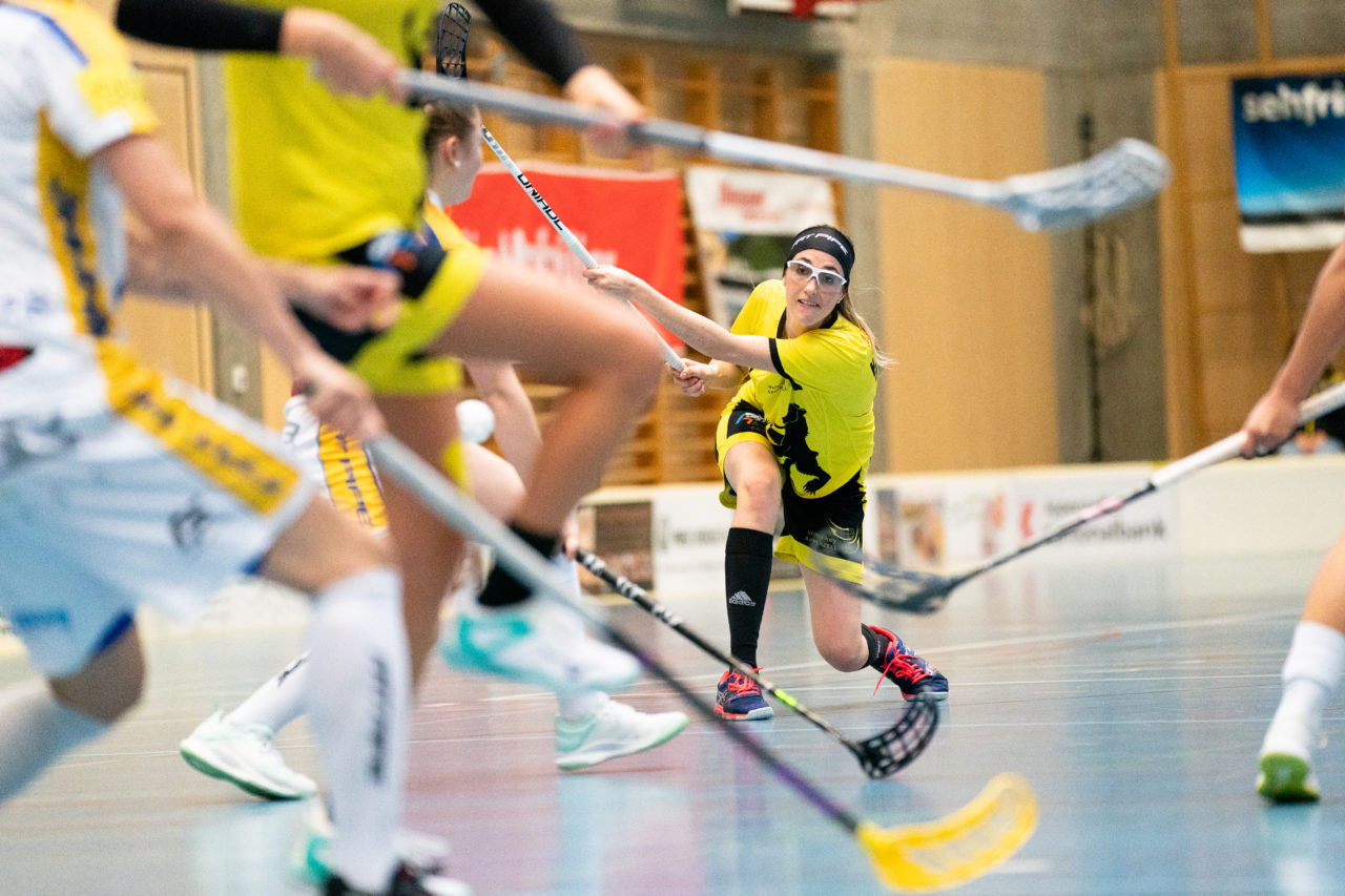 Sporthalle Wühre (Appenzell), 27.10.2019, Unihockey Damen Cup 1/8-Final, Unihockey Appenzell - Kloten-Dietlikon Jets, Corinne Knellwolf (Nr. 17, UH Appenzell) schliesst ab

(Claudio Schwarz, unihockey-fotos.ch)