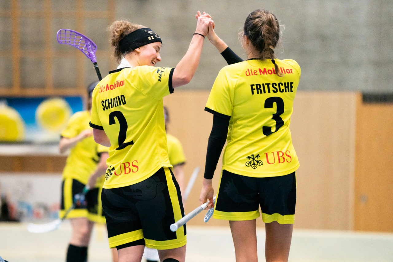 Sporthalle Wühre (Appenzell), 27.10.2019, Unihockey Damen Cup 1/8-Final, Unihockey Appenzell - Kloten-Dietlikon Jets, Bibiana Schmid (Nr. 2, UH Appenzell) und Lea Fritsche (Nr. 3, UH Appenzell) jubeln

(Claudio Schwarz, unihockey-fotos.ch)