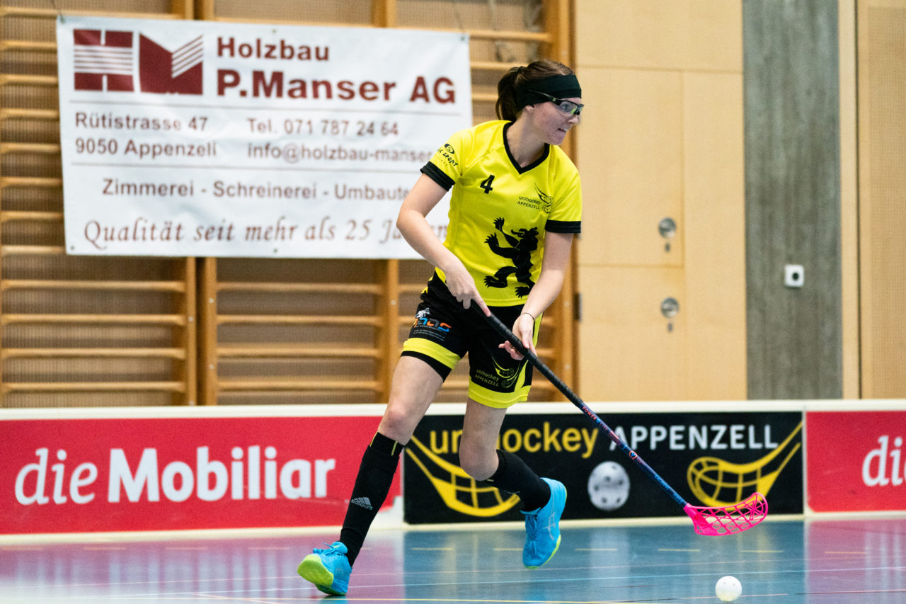 Sporthalle Wühre (Appenzell), 27.10.2019, Unihockey Damen Cup 1/8-Final, Unihockey Appenzell - Kloten-Dietlikon Jets, Melanie Born (Nr. 4, UH Appenzell) am Ball

(Claudio Schwarz, unihockey-fotos.ch)