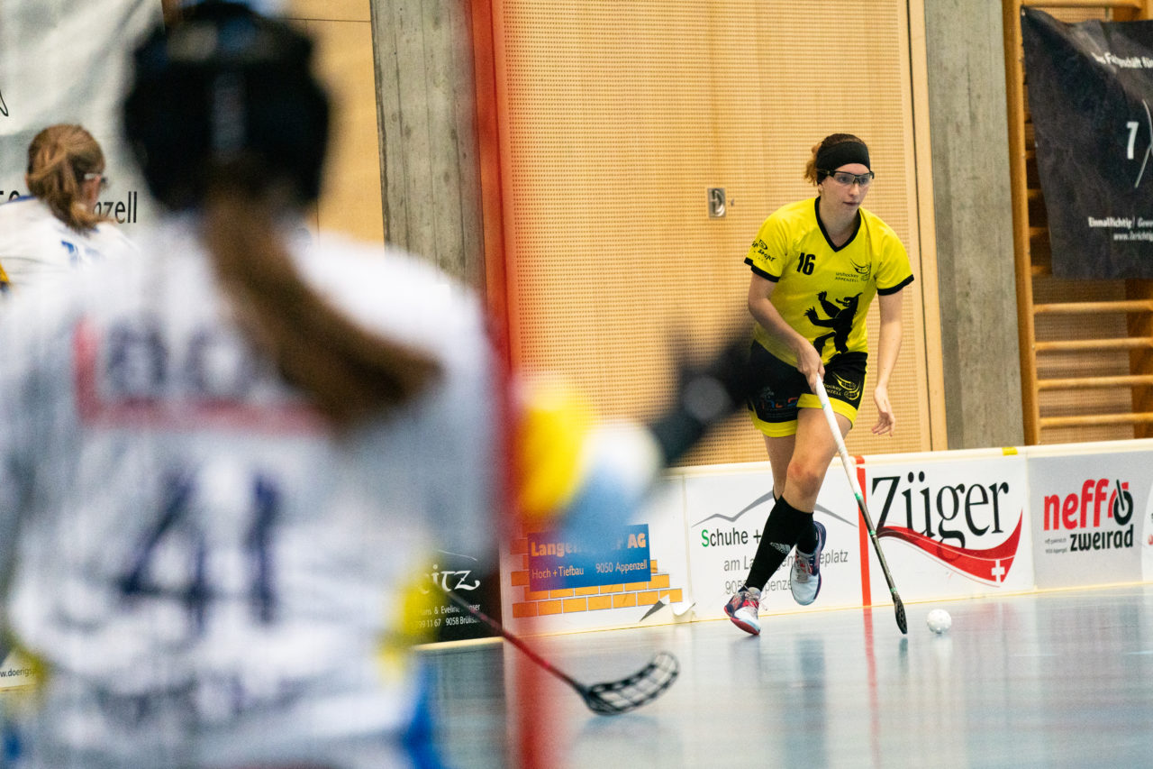 Sporthalle Wühre (Appenzell), 27.10.2019, Unihockey Damen Cup 1/8-Final, Unihockey Appenzell - Kloten-Dietlikon Jets, Corina Zwingli (Nr. 16, UH Appenzell) am Ball

(Claudio Schwarz, unihockey-fotos.ch)