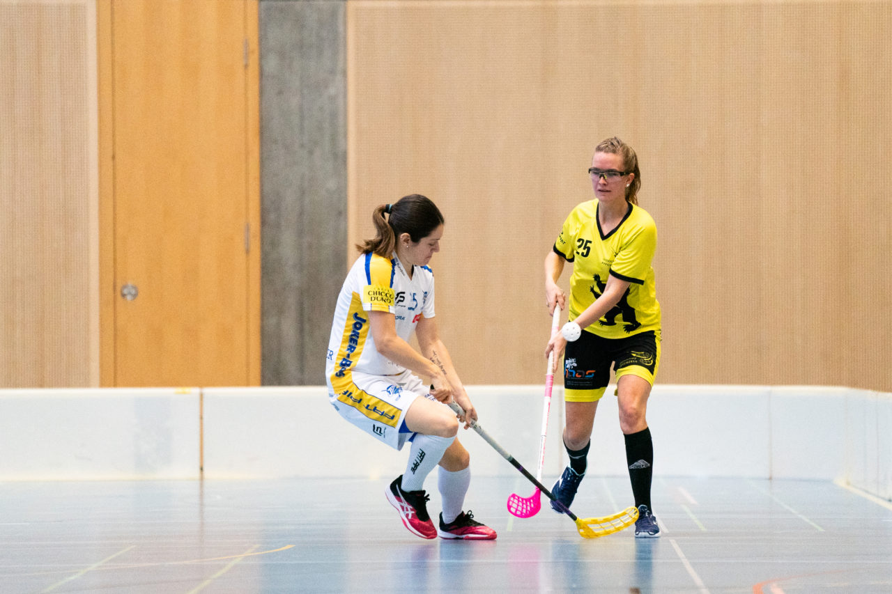 Sporthalle Wühre (Appenzell), 27.10.2019, Unihockey Damen Cup 1/8-Final, Unihockey Appenzell - Kloten-Dietlikon Jets, Eliane Störi (Nr. 25, UH Appenzell) spielt den Ball

(Claudio Schwarz, unihockey-fotos.ch)