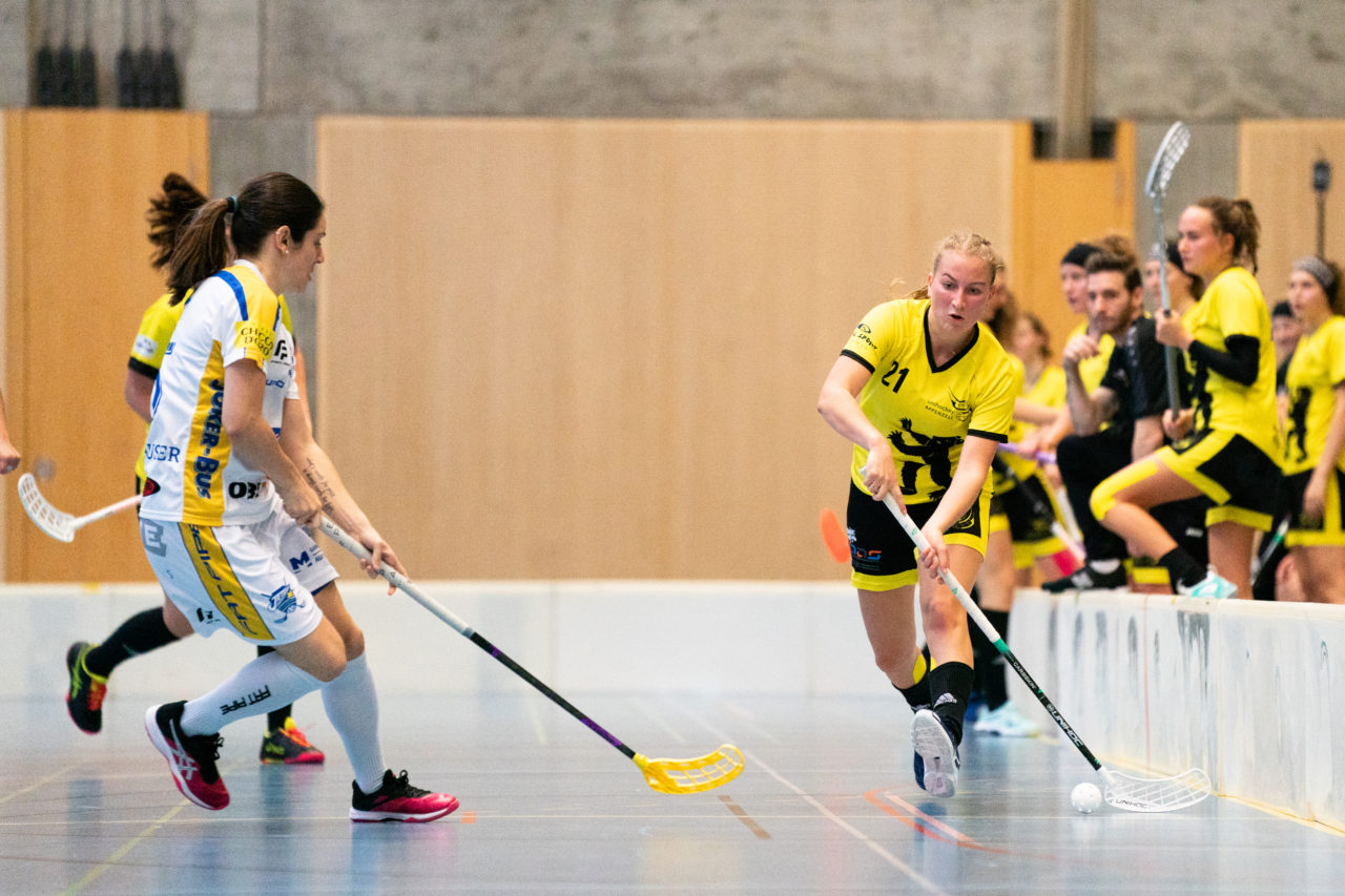 Sporthalle Wühre (Appenzell), 27.10.2019, Unihockey Damen Cup 1/8-Final, Unihockey Appenzell - Kloten-Dietlikon Jets, Alina Fritsche (Nr. 21, UH Appenzell) spielt den Ball

(Claudio Schwarz, unihockey-fotos.ch)