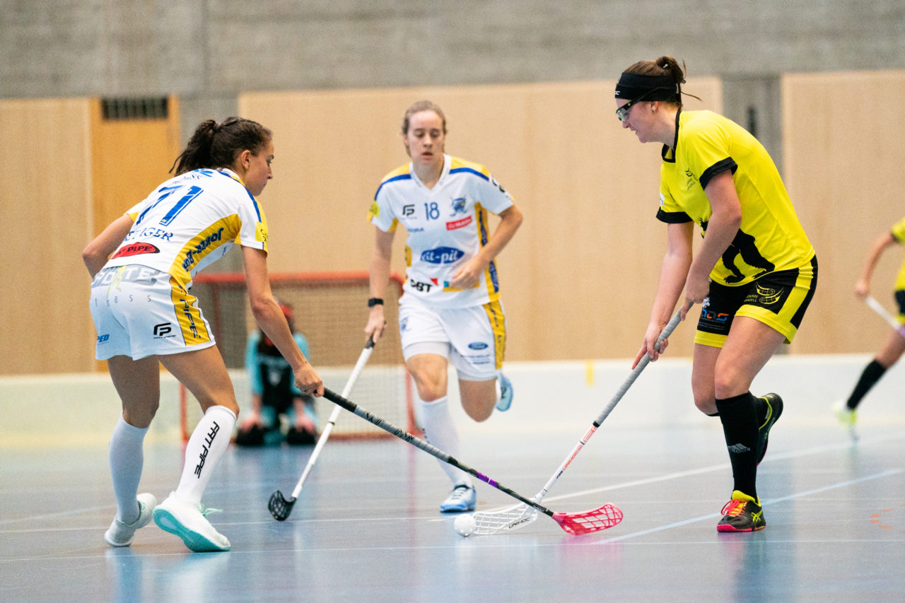 Sporthalle Wühre (Appenzell), 27.10.2019, Unihockey Damen Cup 1/8-Final, Unihockey Appenzell - Kloten-Dietlikon Jets, Viviane Manser (Nr. 8, UH Appenzell) legt den Ball an Nina Metzger (Nr. 71, Kloten-Dietlikon Jets) vorbei

(Claudio Schwarz, unihockey-fotos.ch)