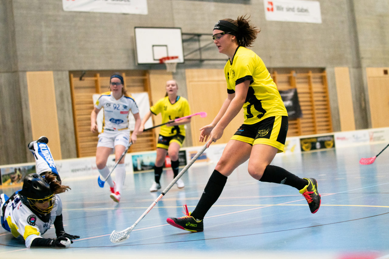 Sporthalle Wühre (Appenzell), 27.10.2019, Unihockey Damen Cup 1/8-Final, Unihockey Appenzell - Kloten-Dietlikon Jets, Livia Werz (Nr. 41, Kloten-Dietlikon Jets) vor Viviane Manser (Nr. 8, UH Appenzell) am Ball

(Claudio Schwarz, unihockey-fotos.ch)