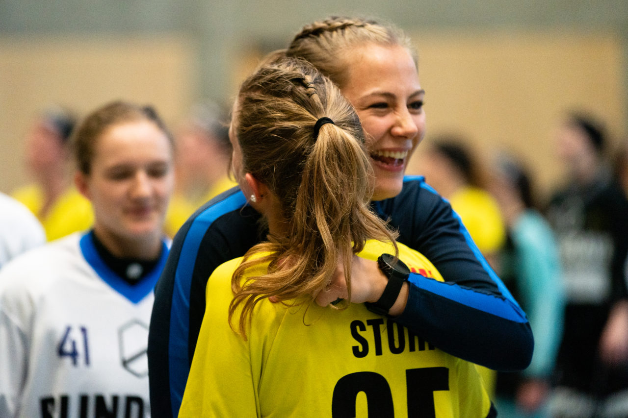Sporthalle Wühre (Appenzell), 27.10.2019, Unihockey Damen Cup 1/8-Final, Unihockey Appenzell - Kloten-Dietlikon Jets, Natalie Schürpf (Nr. 3, Kloten-Dietlikon Jets) umarmt Eliane Störi (Nr. 25, UH Appenzell)

(Claudio Schwarz, unihockey-fotos.ch)