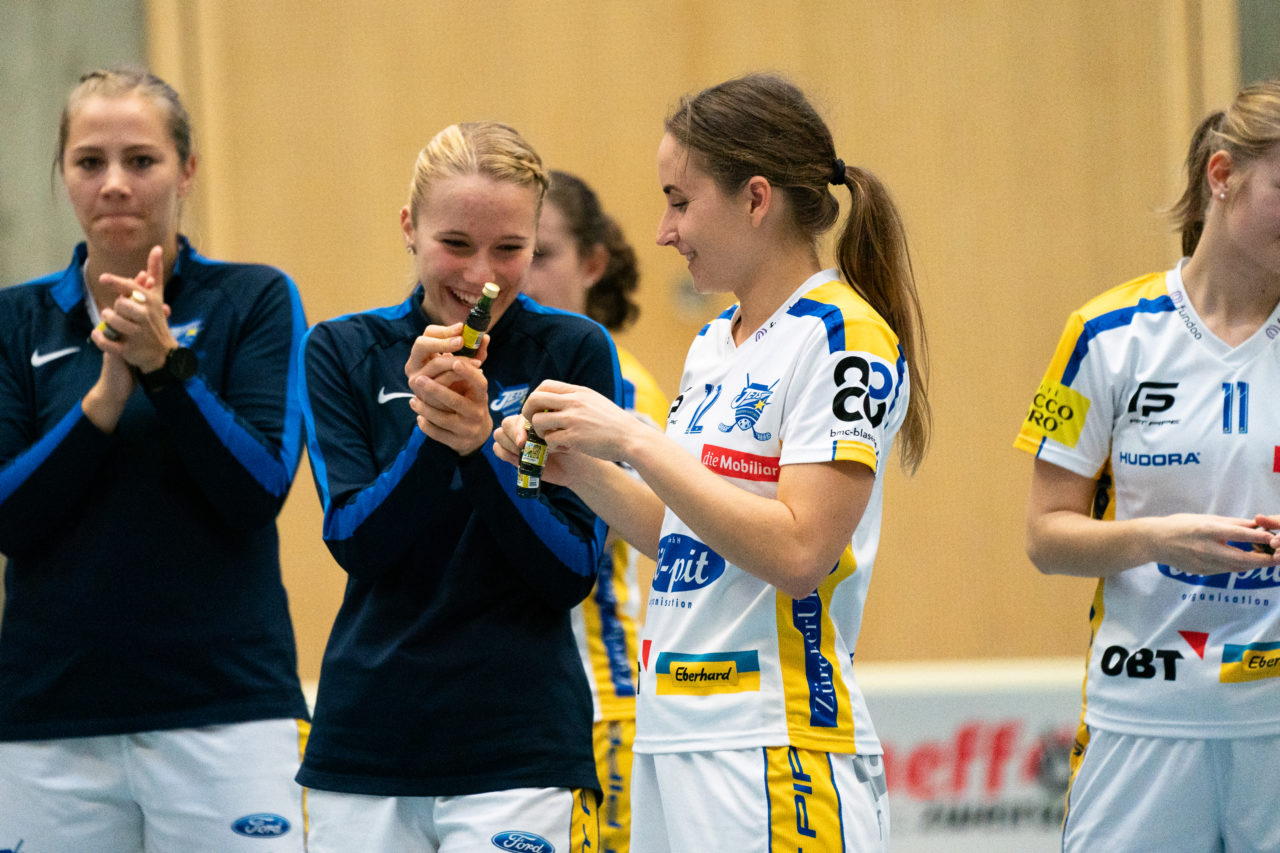 Sporthalle Wühre (Appenzell), 27.10.2019, Unihockey Damen Cup 1/8-Final, Unihockey Appenzell - Kloten-Dietlikon Jets, Sereina Zwissler (Nr. 51, Kloten-Dietlikon Jets) und Tanja Stella (Nr. 12, Kloten-Dietlikon Jets) freuen sich über den Appenzeller

(Claudio Schwarz, unihockey-fotos.ch)