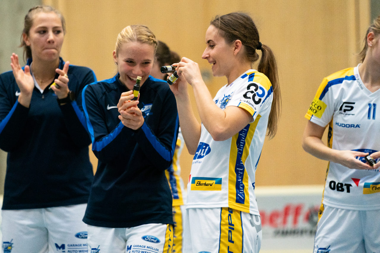 Sporthalle Wühre (Appenzell), 27.10.2019, Unihockey Damen Cup 1/8-Final, Unihockey Appenzell - Kloten-Dietlikon Jets, Sereina Zwissler (Nr. 51, Kloten-Dietlikon Jets) und Tanja Stella (Nr. 12, Kloten-Dietlikon Jets) freuen sich über den Appenzeller

(Claudio Schwarz, unihockey-fotos.ch)