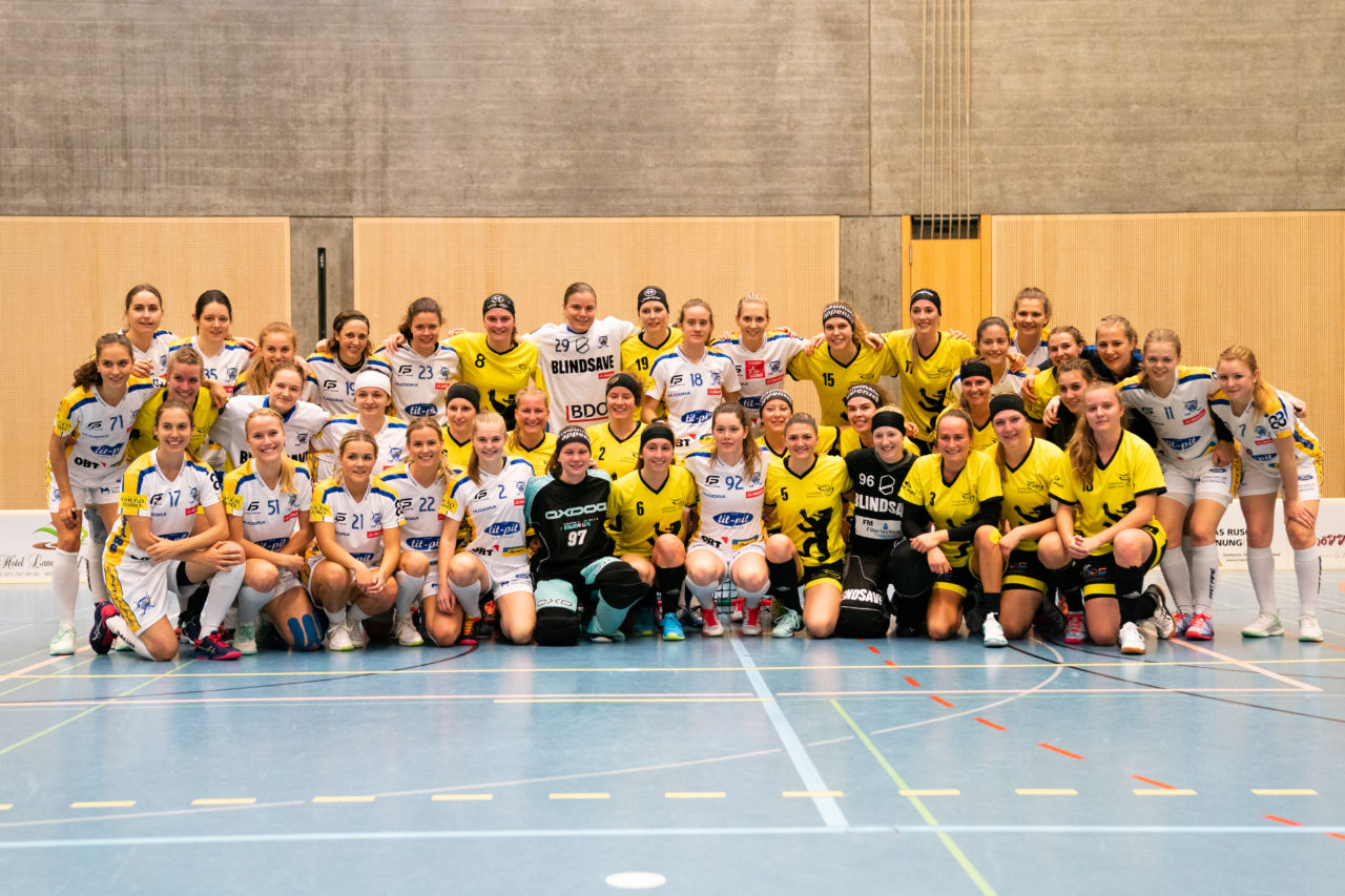 Sporthalle Wühre (Appenzell), 27.10.2019, Unihockey Damen Cup 1/8-Final, Unihockey Appenzell - Kloten-Dietlikon Jets, Gruppenfoto der beiden Teams

(Claudio Schwarz, unihockey-fotos.ch)