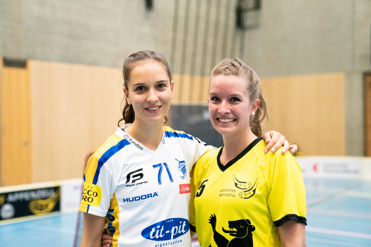 Sporthalle Wühre (Appenzell), 27.10.2019, Unihockey Damen Cup 1/8-Final, Unihockey Appenzell - Kloten-Dietlikon Jets, Nina Metzger (Nr. 71, Kloten-Dietlikon Jets) und Eliane Störi (Nr. 25, UH Appenzell) nach dem Spiel

(Claudio Schwarz, unihockey-fotos.ch)