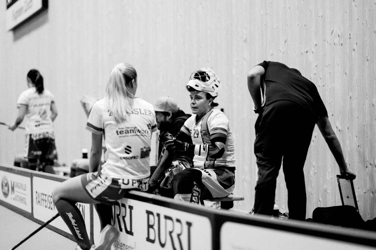 Sporthalle Stighag (Kloten), 16.11.2019, Damen NLA Runde 9, Kloten-Dietlikon Jets - Skorpion Emmental Zollbrück, Monika Schmid (Nr. 29, Kloten-Dietlikon Jets) im Gespräch mit Sereina Zwissler (Nr. 51, Kloten-Dietlikon Jets)

(Claudio Schwarz, unihockey-fotos.ch)