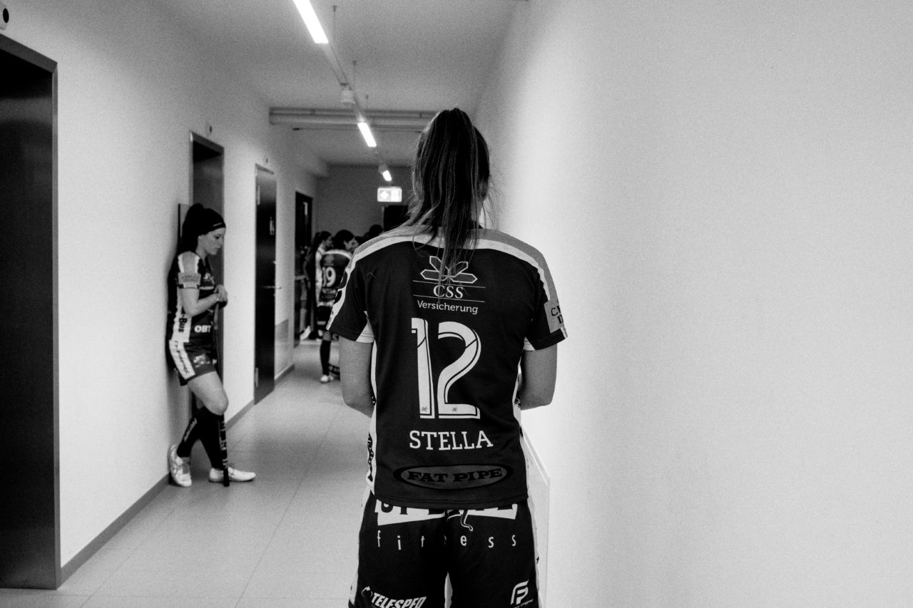 Sporthalle Stighag (Kloten), 16.11.2019, Damen NLA Runde 9, Kloten-Dietlikon Jets - Skorpion Emmental Zollbrück, Tanja Stella (Nr. 12, Kloten-Dietlikon Jets) vor dem Spiel

(Claudio Schwarz, unihockey-fotos.ch)