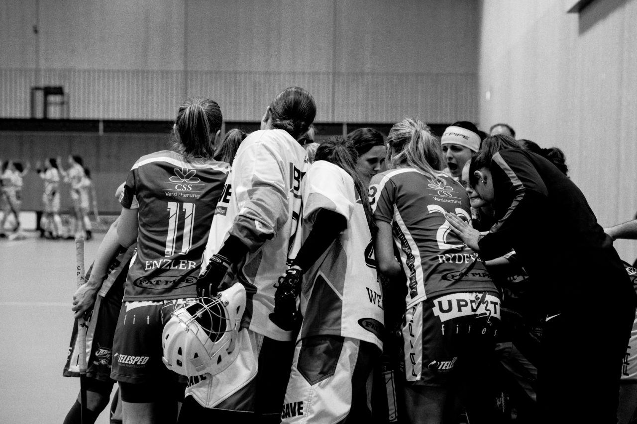 Sporthalle Stighag (Kloten), 16.11.2019, Damen NLA Runde 9, Kloten-Dietlikon Jets - Skorpion Emmental Zollbrück, Torhüterbeschwörung Jets

(Claudio Schwarz, unihockey-fotos.ch)