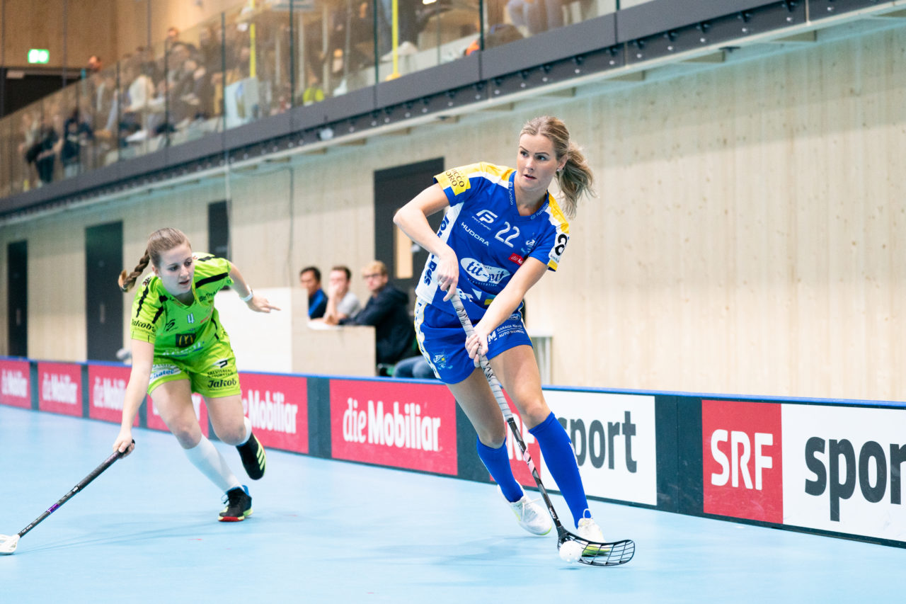 Sporthalle Stighag (Kloten), 16.11.2019, Damen NLA Runde 9, Kloten-Dietlikon Jets - Skorpion Emmental Zollbrück, Iza Rydfjäll (Nr. 22, Kloten-Dietlikon Jets) am Ball

(Claudio Schwarz, unihockey-fotos.ch)