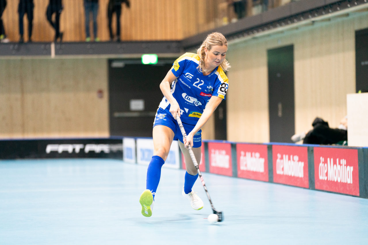 Sporthalle Stighag (Kloten), 16.11.2019, Damen NLA Runde 9, Kloten-Dietlikon Jets - Skorpion Emmental Zollbrück, Iza Rydfjäll (Nr. 22, Kloten-Dietlikon Jets) schliesst ab

(Claudio Schwarz, unihockey-fotos.ch)